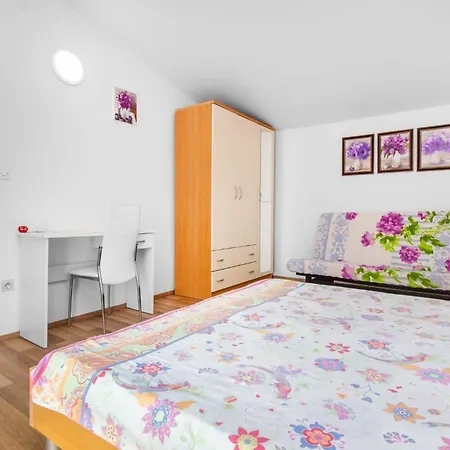Malaga * Tribunj (Sibenik-Knin)